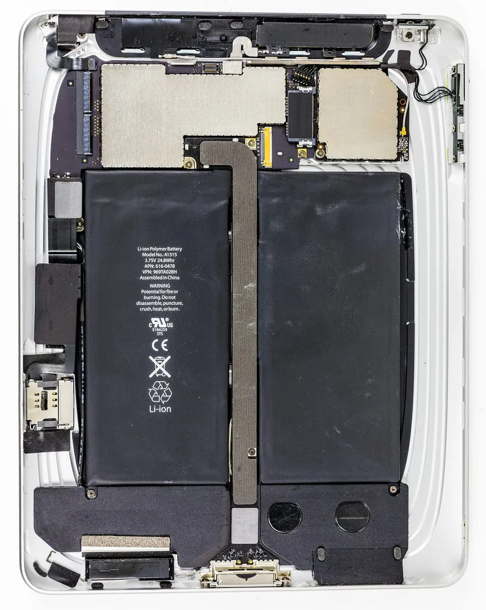Kasası açılmış iPad; bataryalar ve bağlantı kabloları görünüyor
