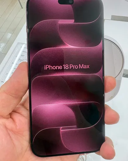 Bordo iPhone 18 Pro Max, ekranı açık