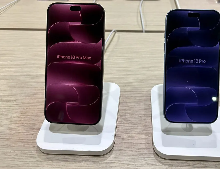 Vitrinde yan yana iPhone 18 Pro Max ve iPhone 18 Pro