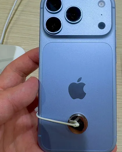 Buz mavisi iPhone 18 Pro arka yüzü ve kamera modülü