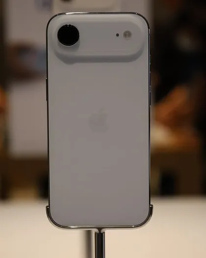Gök mavisi iPhone Air