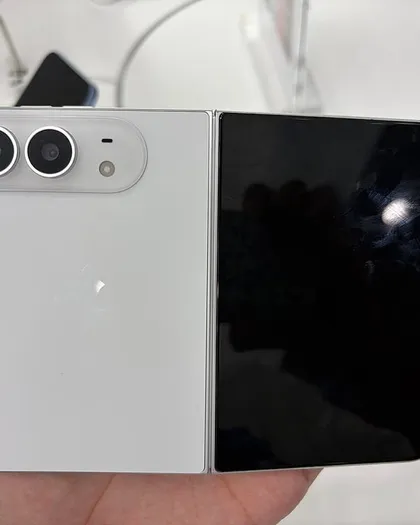 Yarı açık katlanabilir iPhone Duo